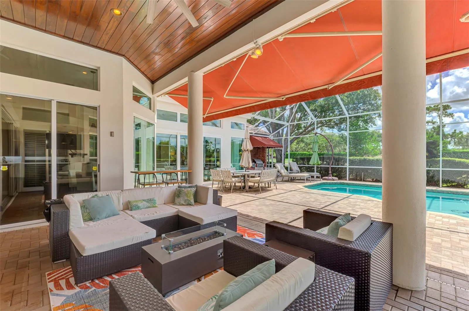 Patio wtih retractable awning