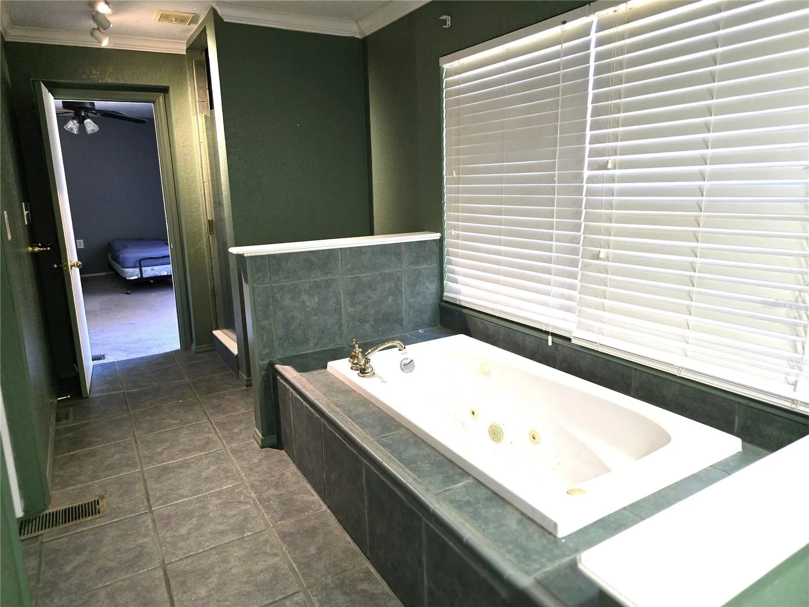 Jack and Jill Bath upstairs in the 3/2