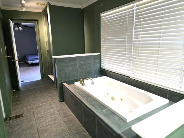 Jack and Jill Bath upstairs in the 3/2