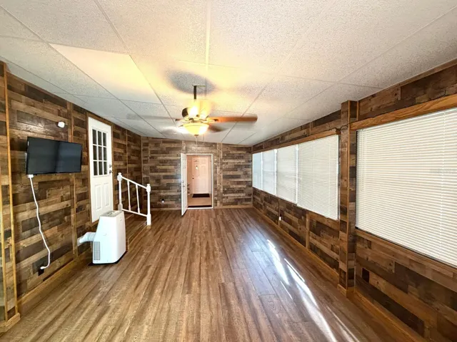 Den - Bonus Room