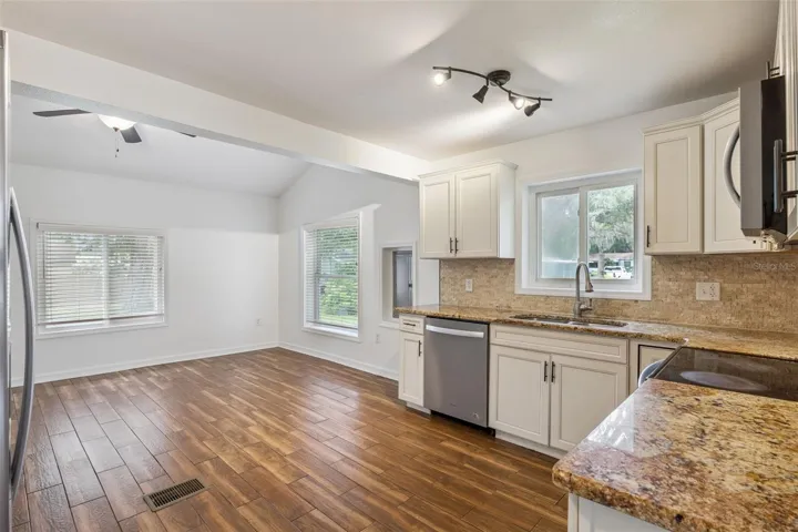 Kitchen / Dining Area