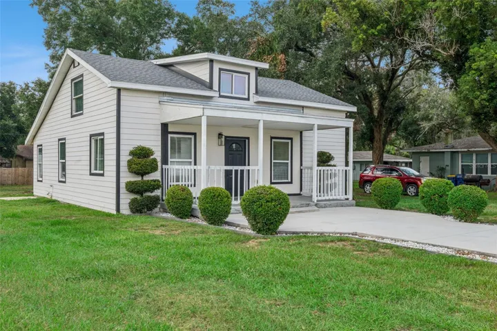 Exterior Front Right