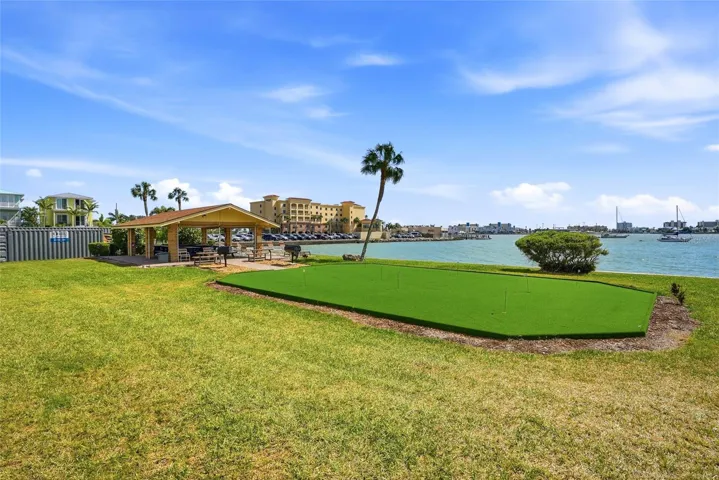 Putting green.