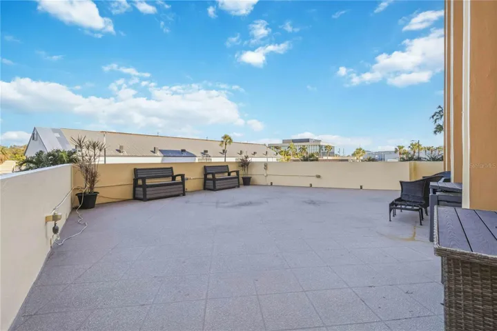 2nd floor patio to enjoy sitting out and watching the wildlife play.