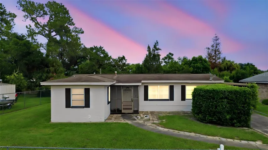 2/1 Deltona home in need of you TLC.