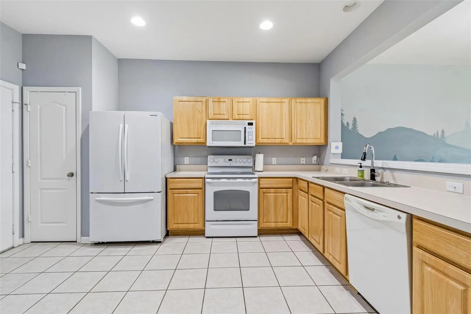 Large eat-in kitchen