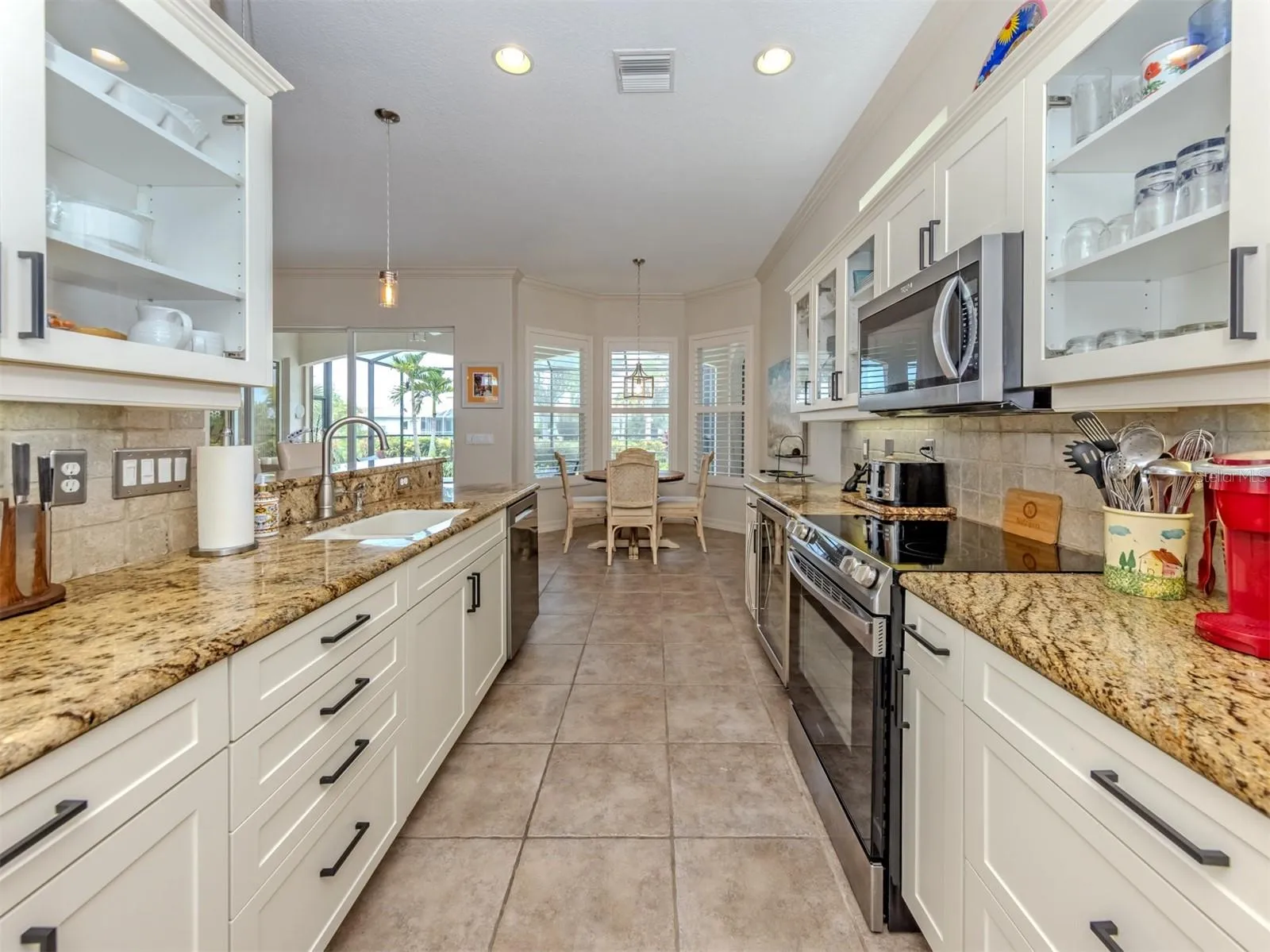 KITCHEN LOOKING TOWARD LANAI