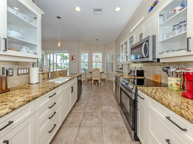 KITCHEN LOOKING TOWARD LANAI
