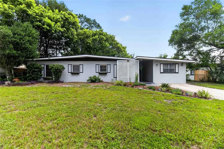 407 S Sunland Dr Sanford - 3/1 with a bonus room and bathroom
