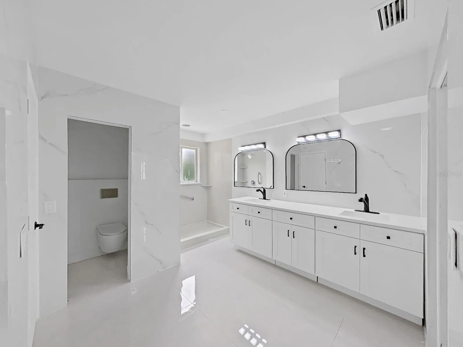 Primary En-Suite Bathroom