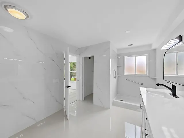 Primary En-Suite Bathroom