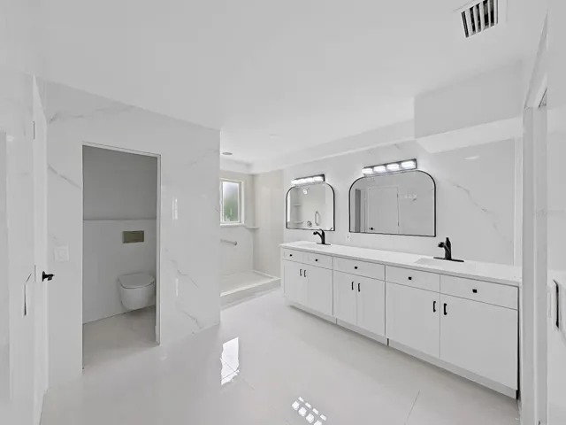 Primary En-Suite Bathroom