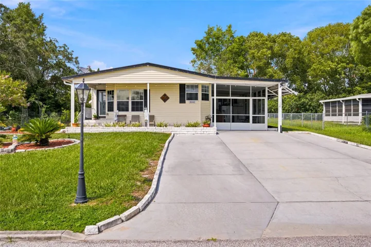 Front - Has a Screened in Lanai with Handicap Ramp