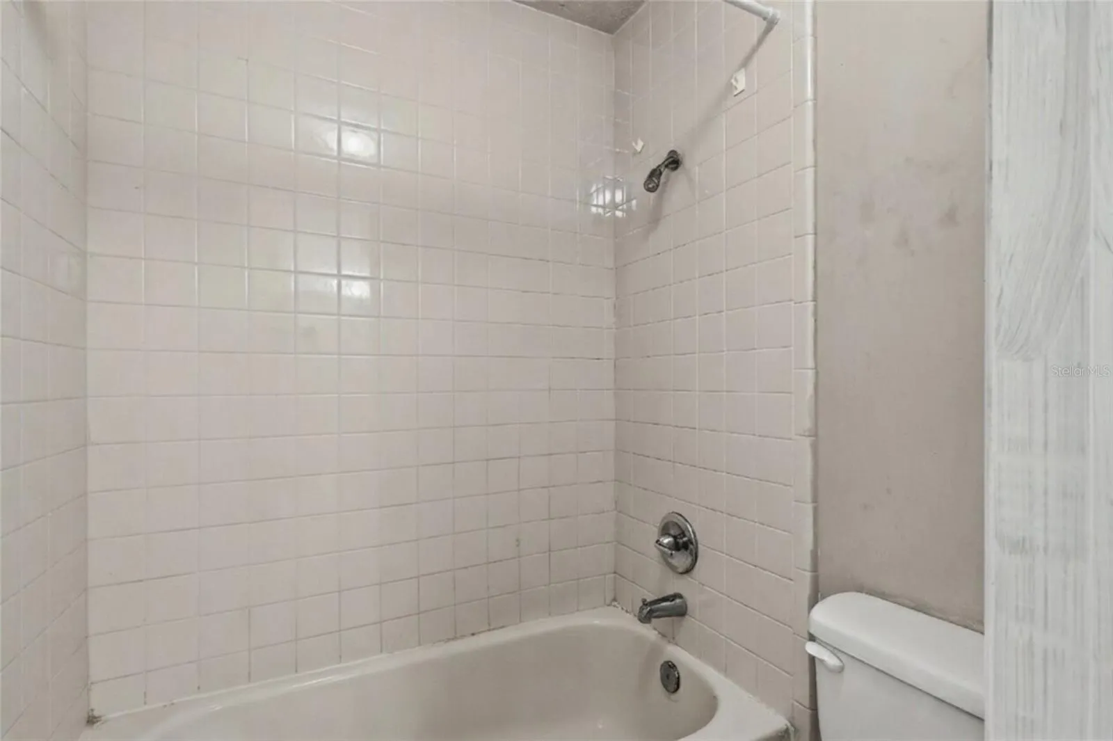 Guest Bathroom Tub & Shower