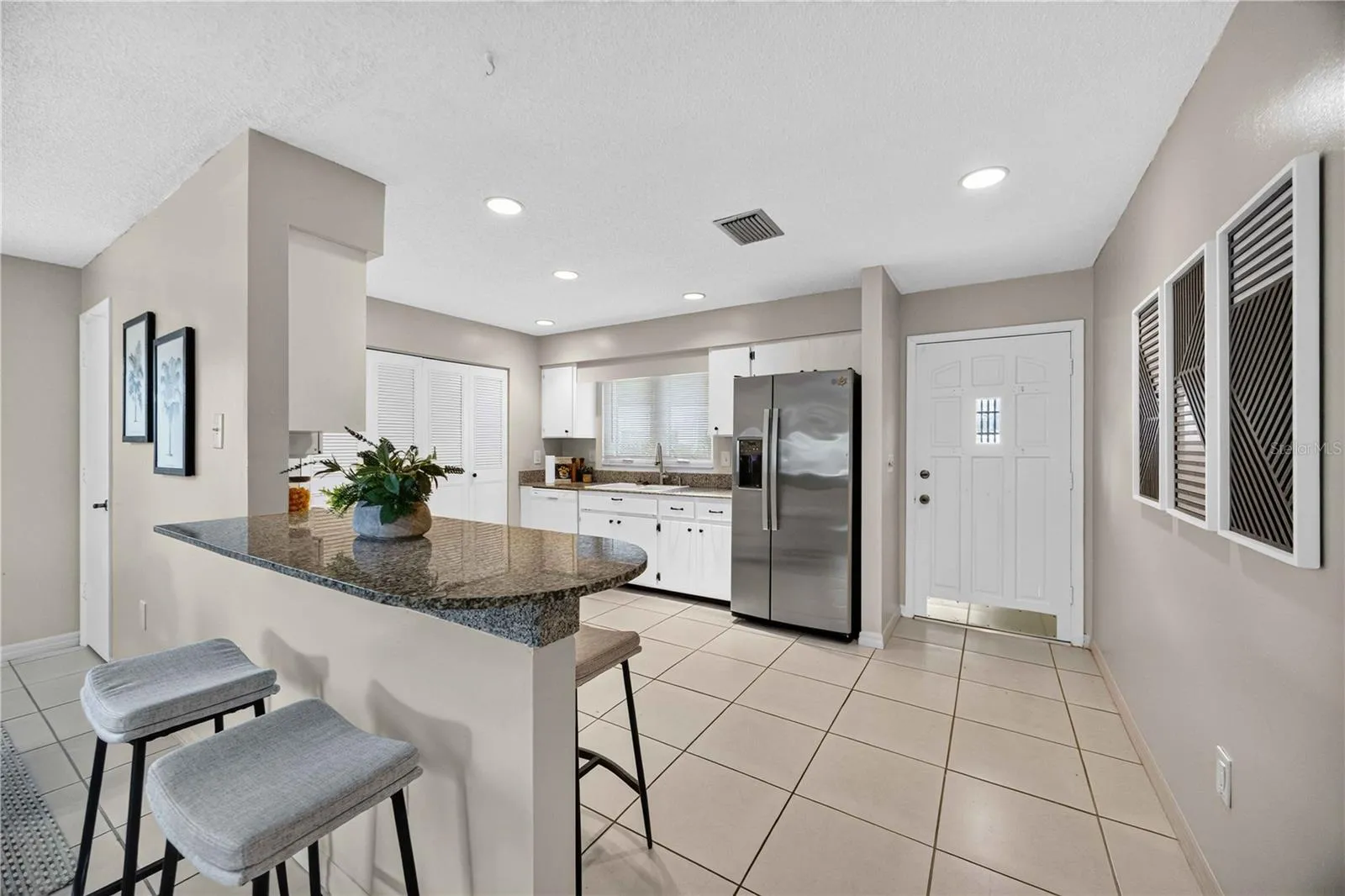 Large kitchen with breakfast bar