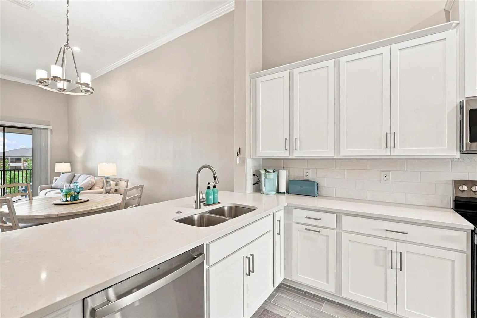 Dual Sink with Stainless Steel Appliances