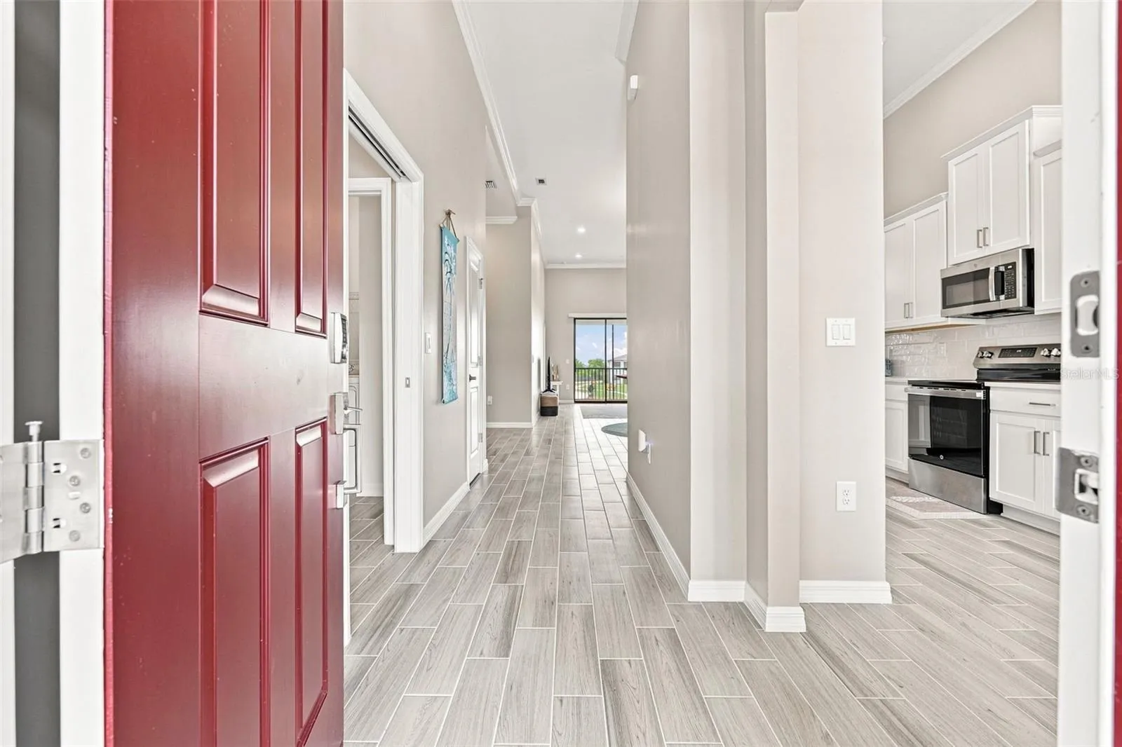 Open Entry with Views to the Living Area