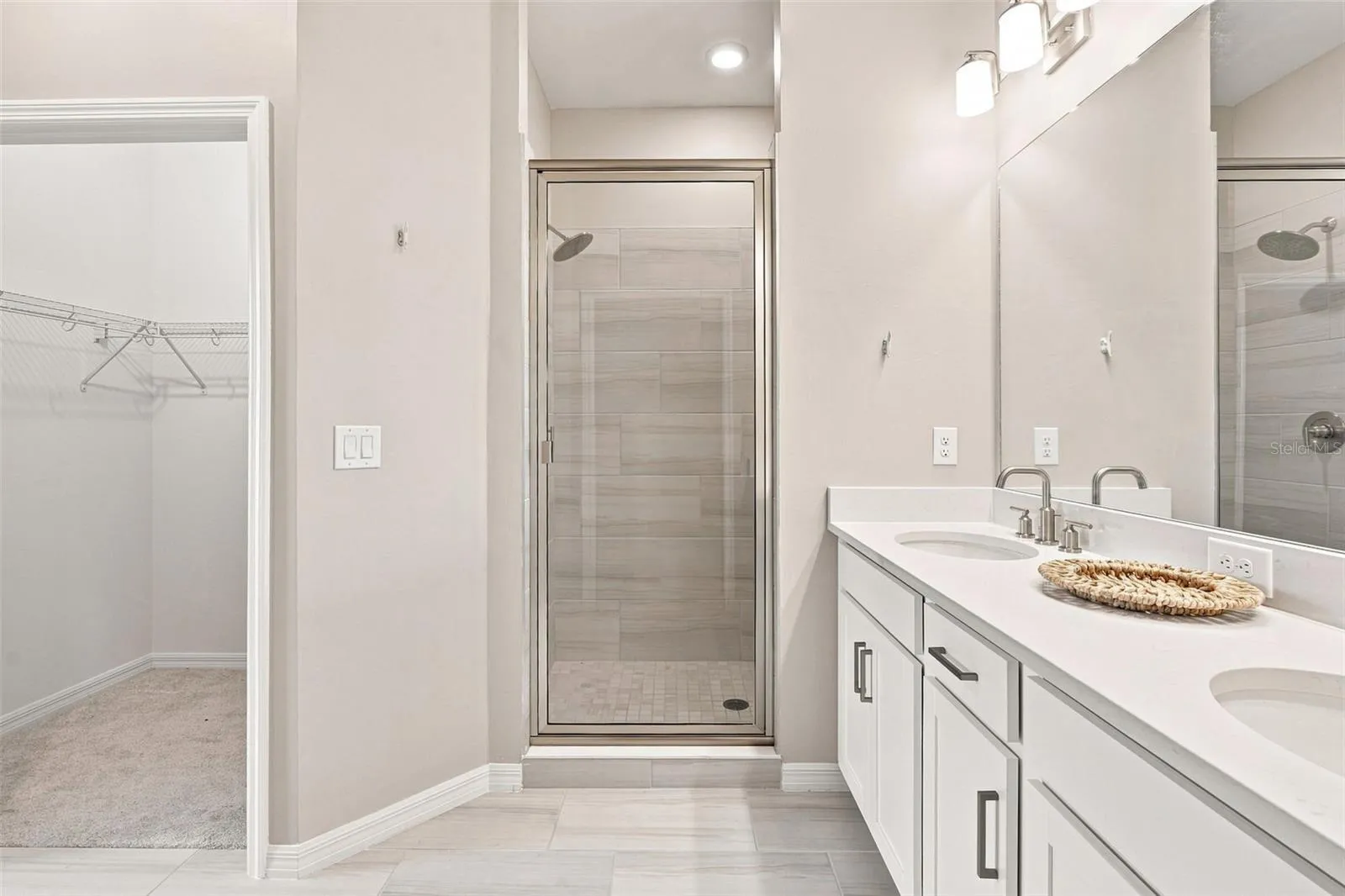 Dual Sink with Ample Storage
