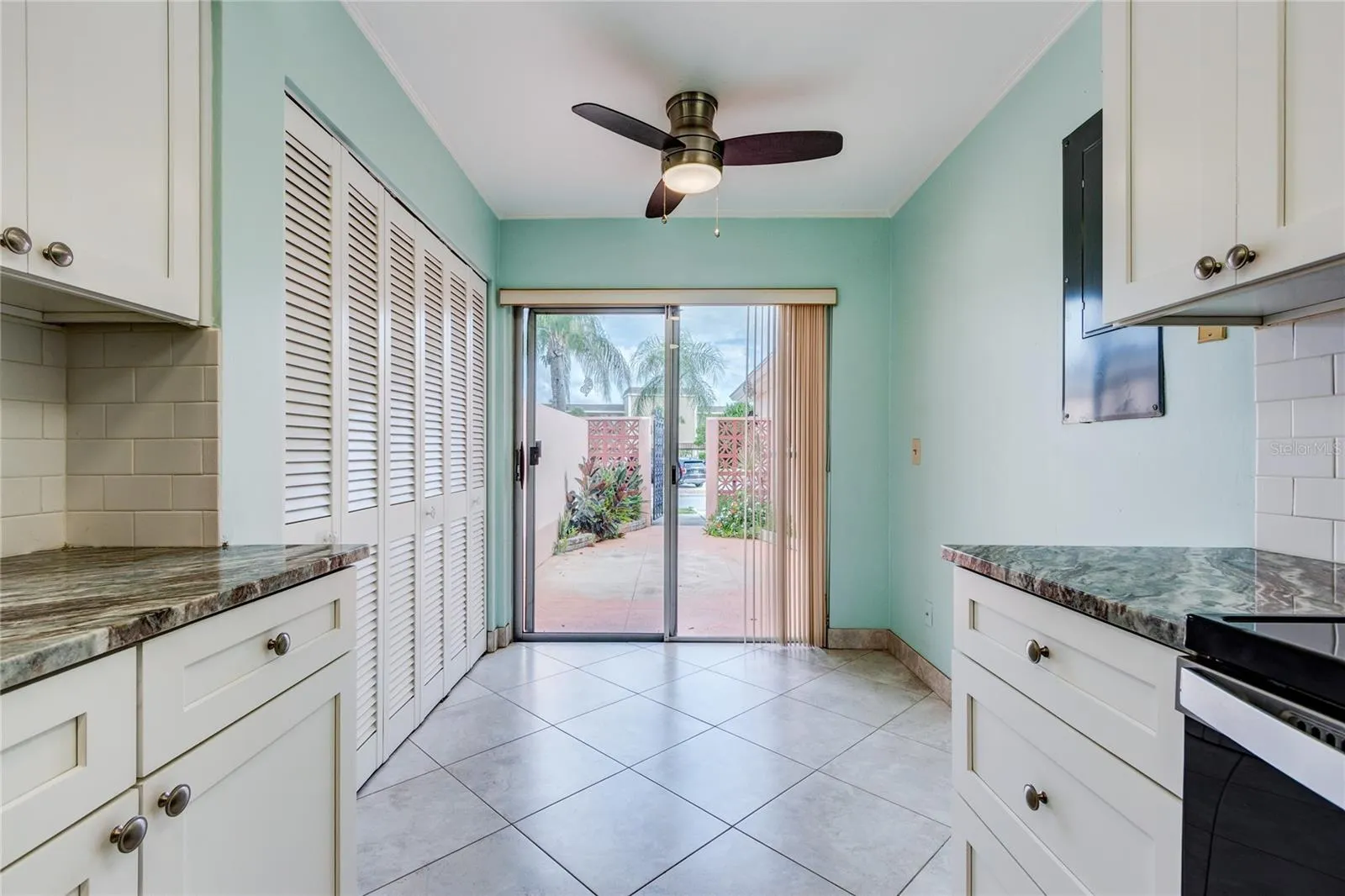 Breakfast nook w/slider to the private front courtyard.