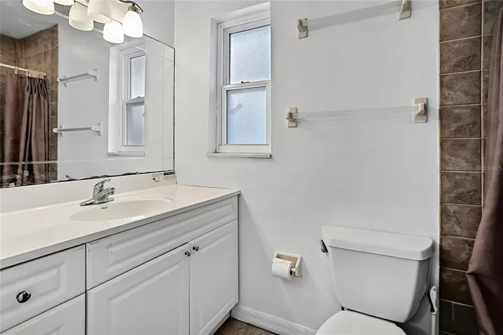 Bedroom 4 ensuite bathroom.
