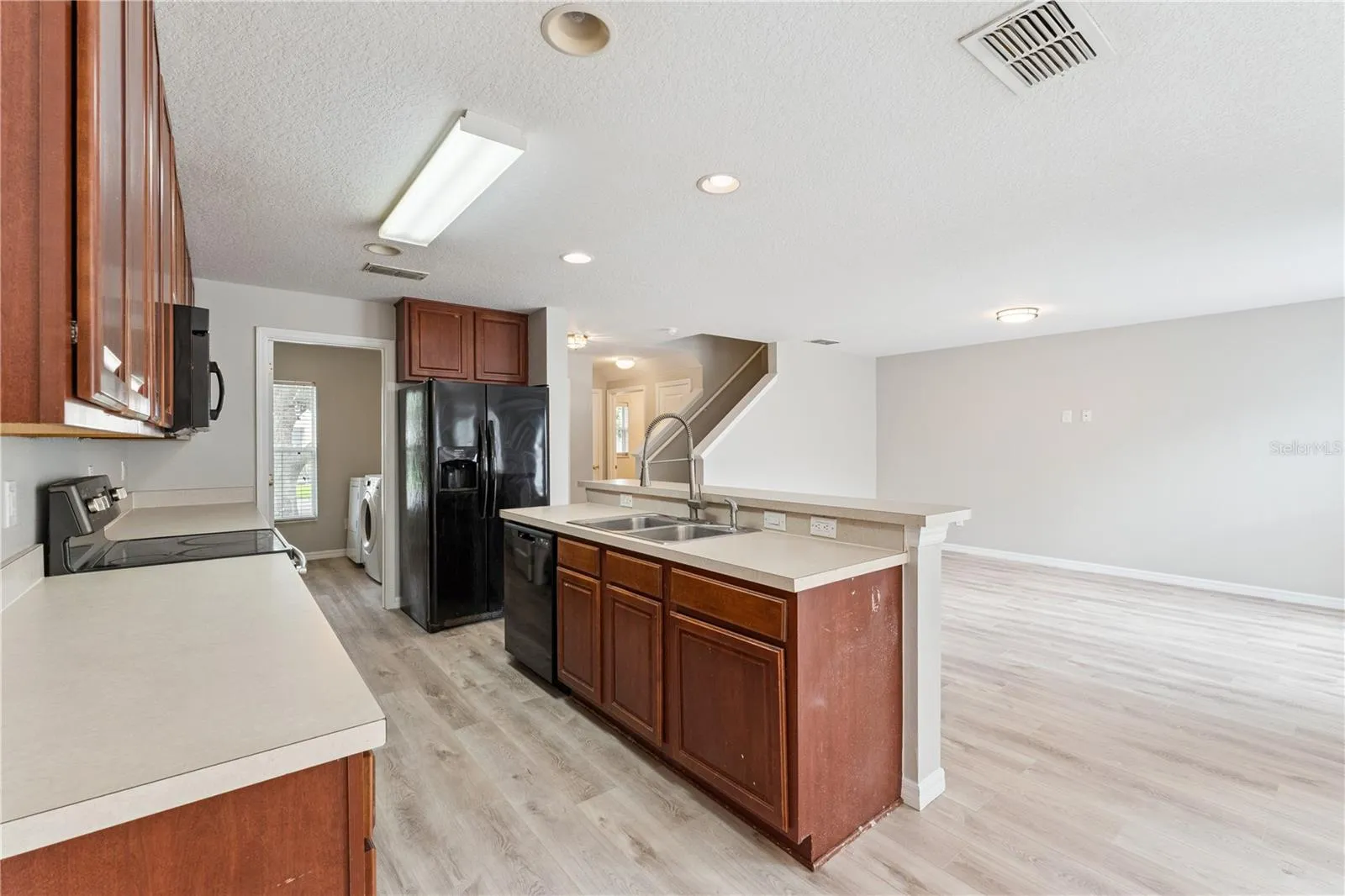 Kitchen overlooking livingroom