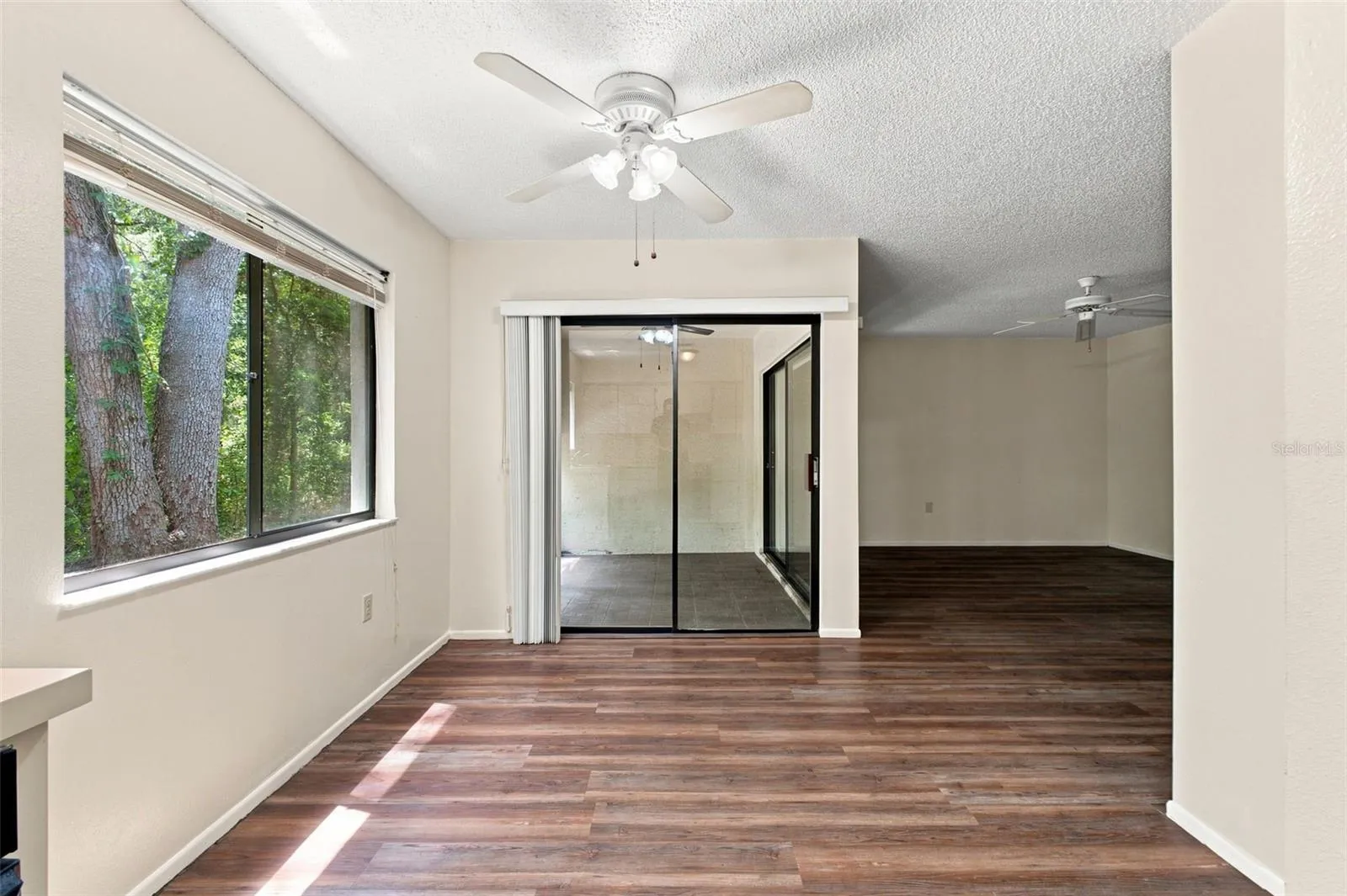 Dining nook to lenai
