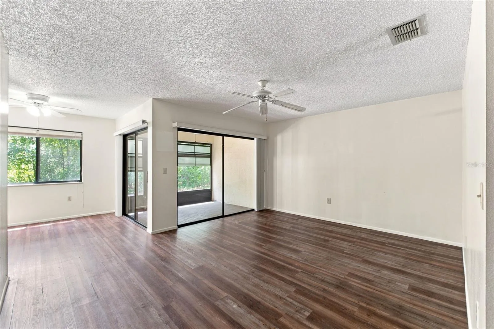 Living room, dining nook, access to lenai