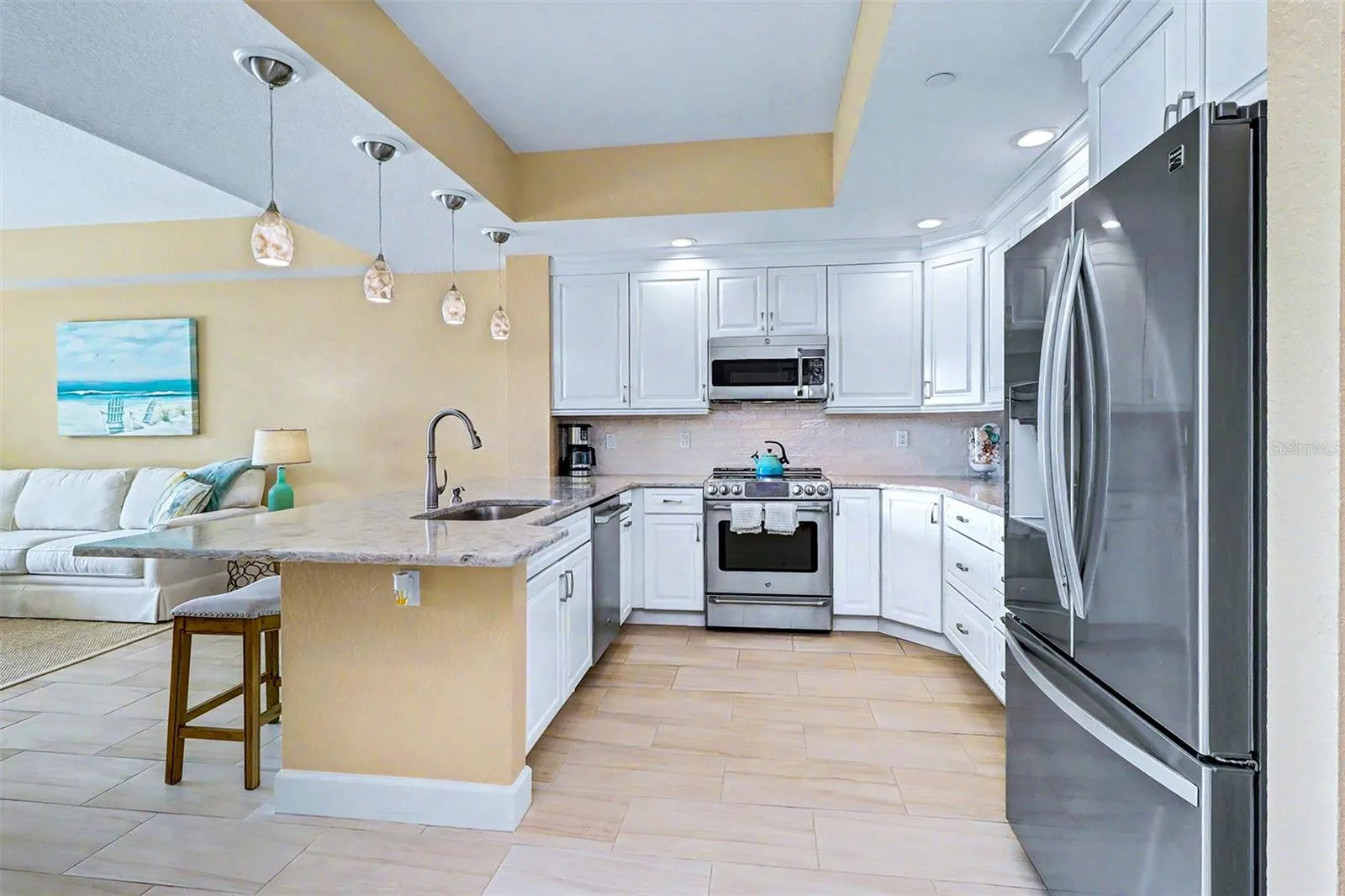 ... SPACIOUS 11.5 x 10' KITCHEN SHOT #4.. Oversized Quartz Countertops - KreftMaid Cabinetry - High Ceiling.