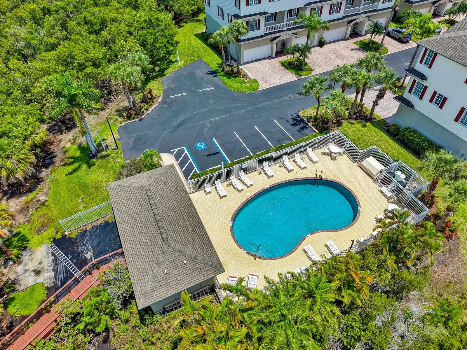 Walking Trail starts behind the Pool