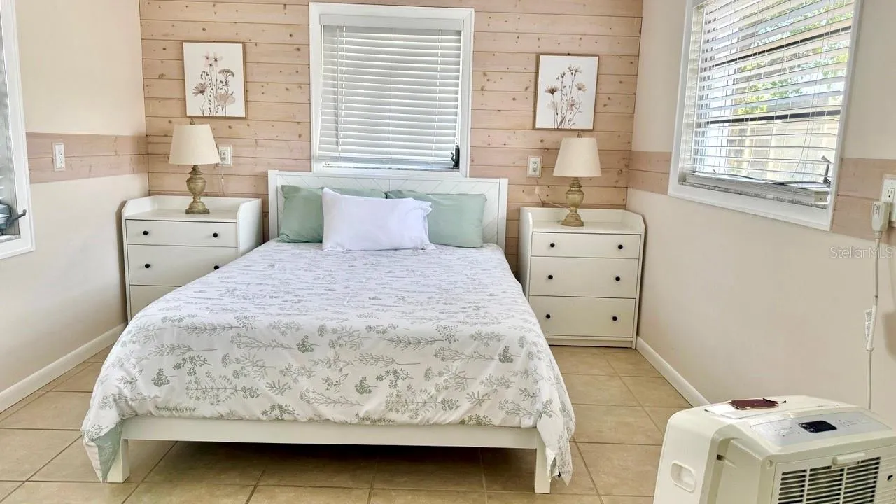 Guest suite bedroom