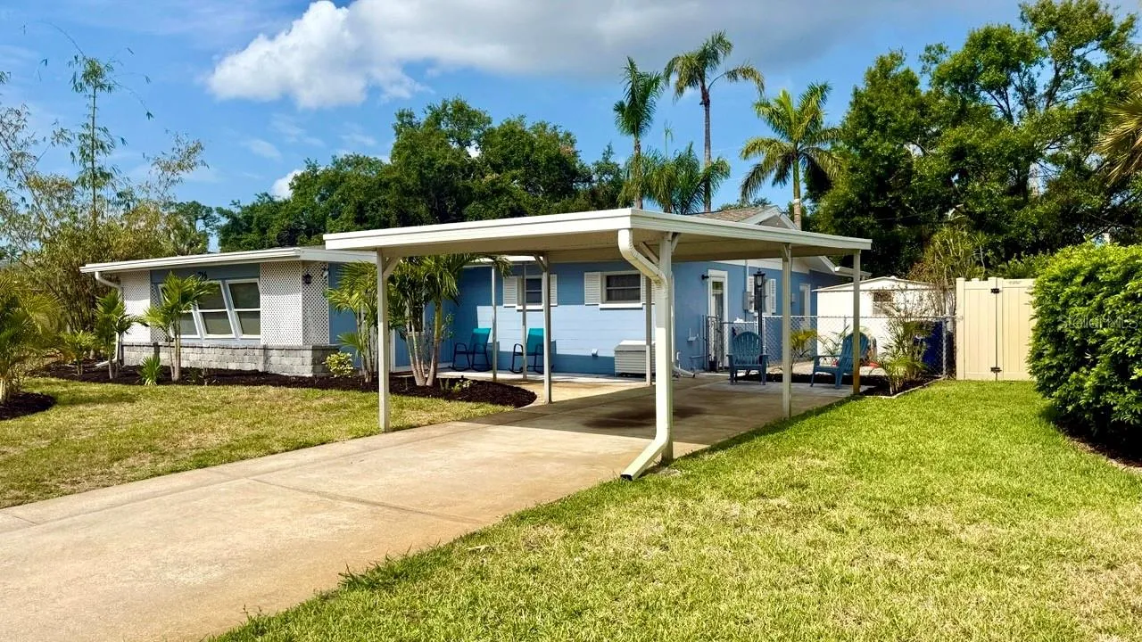 Front entrance w/carport