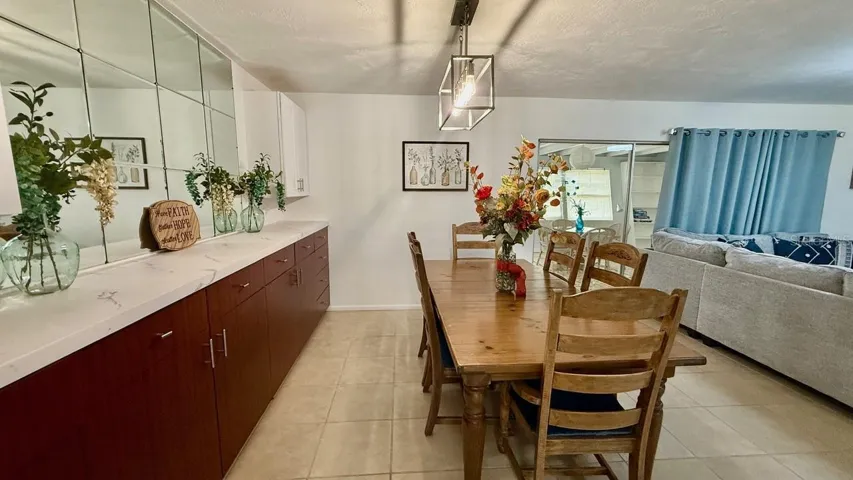 Buffet bar w/lot's of cabinets