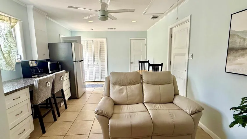 In-law-suite/ primary/ guest w/main house door access