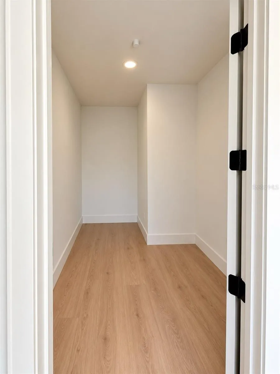 Floor 1 Bedroom Closet