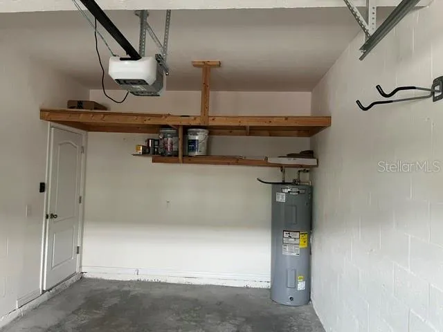 1 car garage has storage