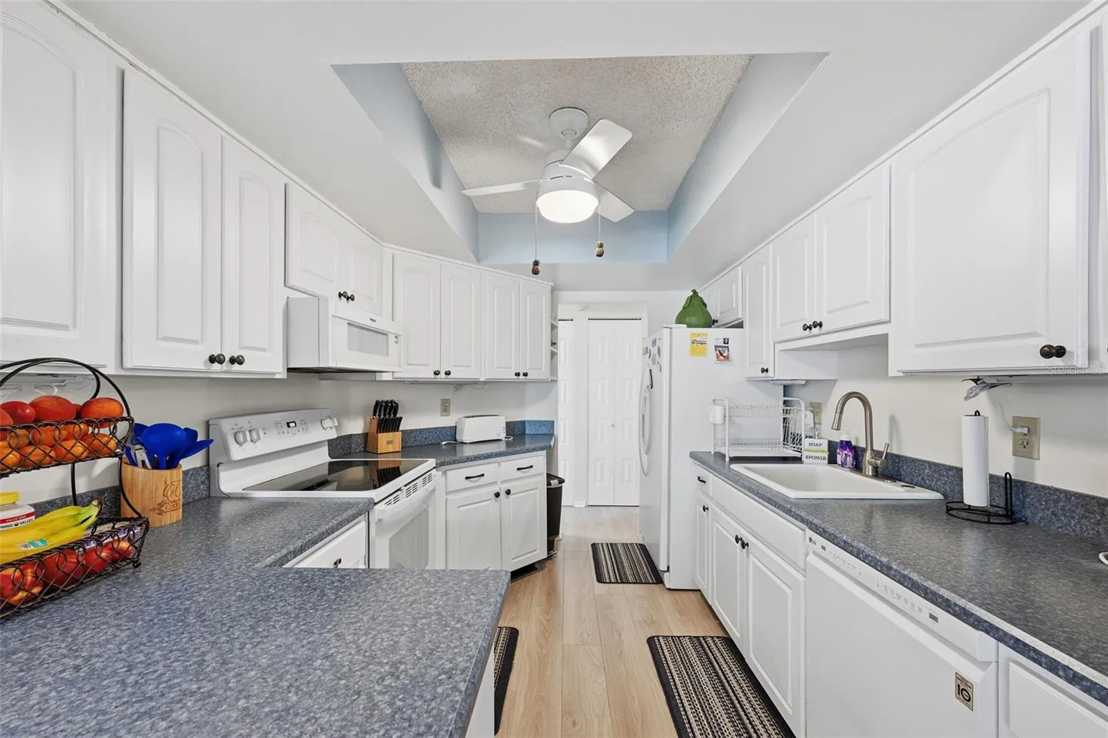 Kitchen - lots of Counter space &amp; storage cabinets