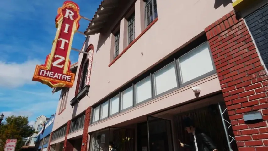 Downtown Winterhaven just 10 miles away - great dining, local art, &amp;  live theater to enjoy.