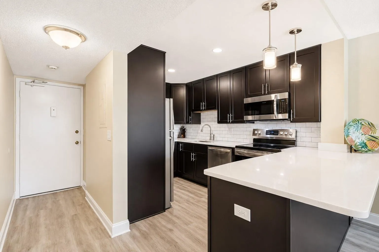 Kitchen, with breakfast bar.