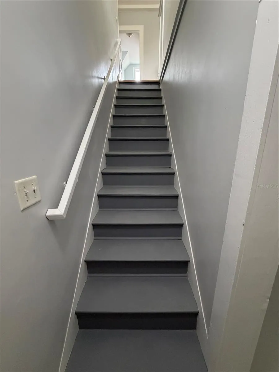 Stairway w/ Handrail