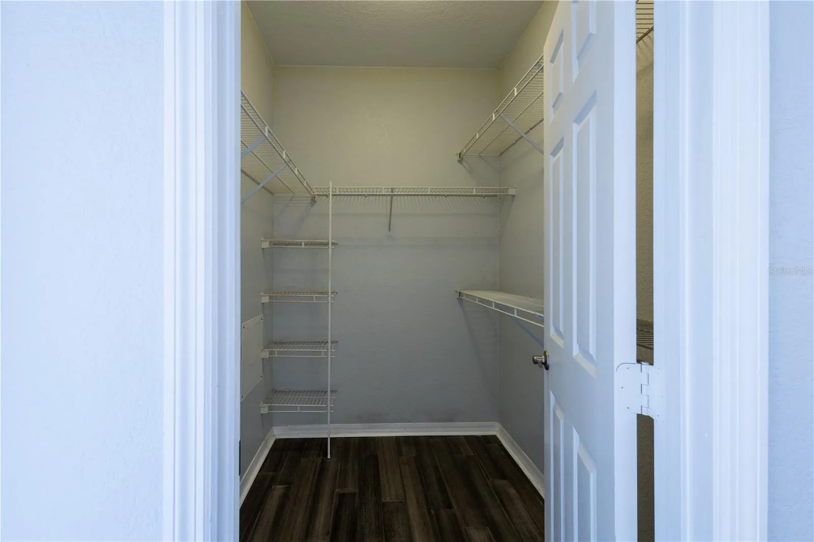WALK IN CLOSET