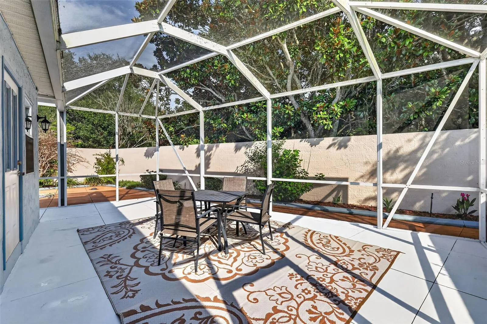 Spacious 22'x16' Birdcage