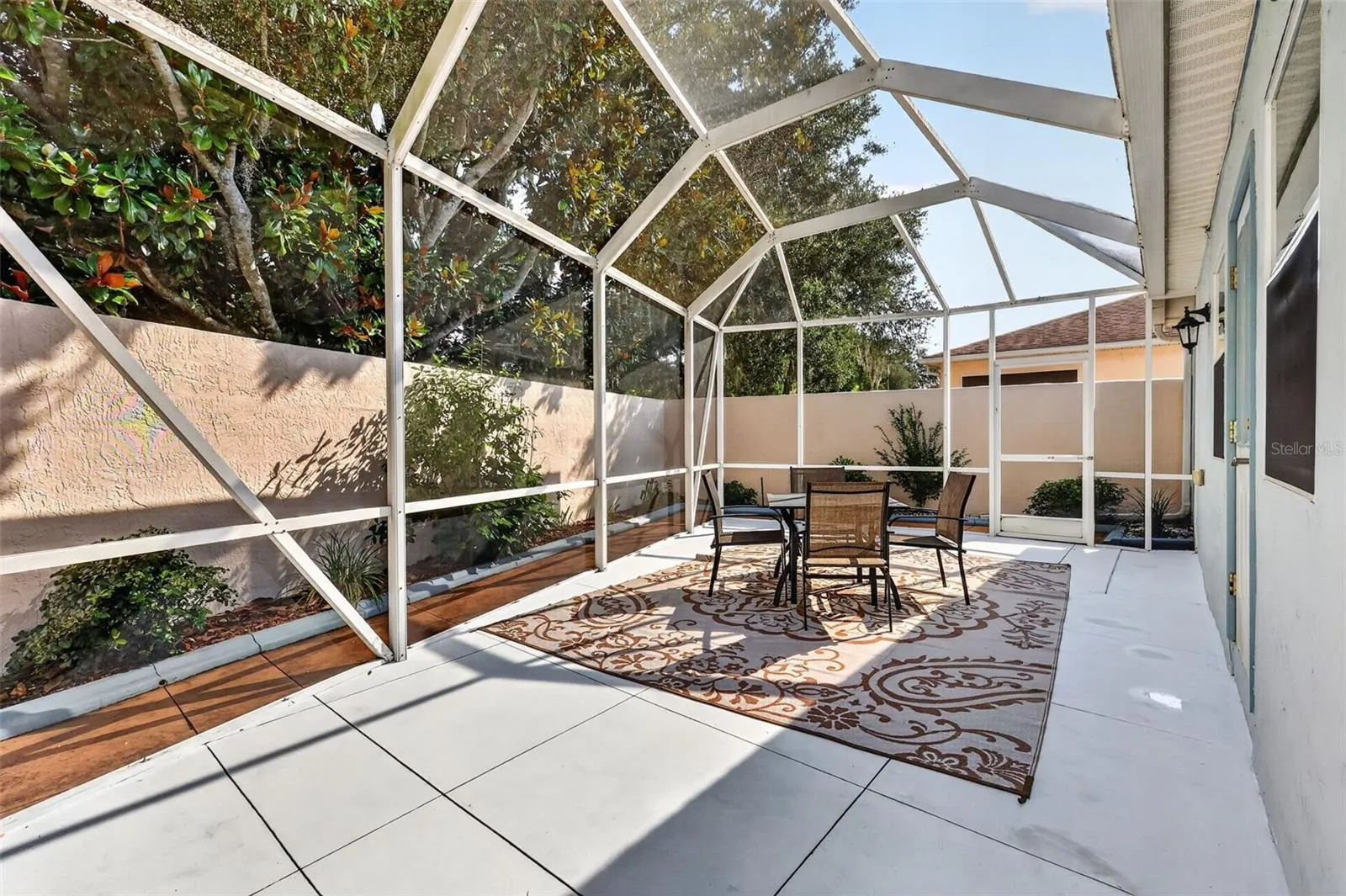 Spacious 22'x16' Birdcage