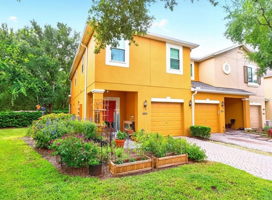 Recent updates and a sought-after Oviedo location make this END-UNIT TOWNHOME in the GATED COMMUNITY of Provenance an easy choice!