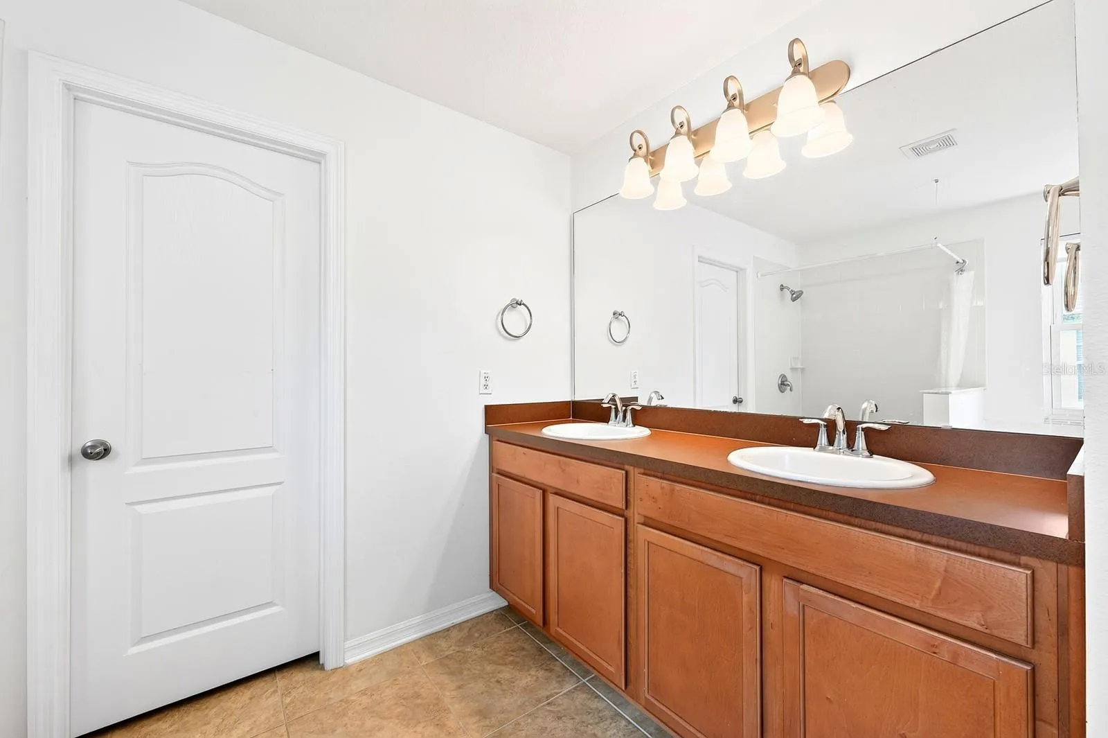 Primary en-suite bath.