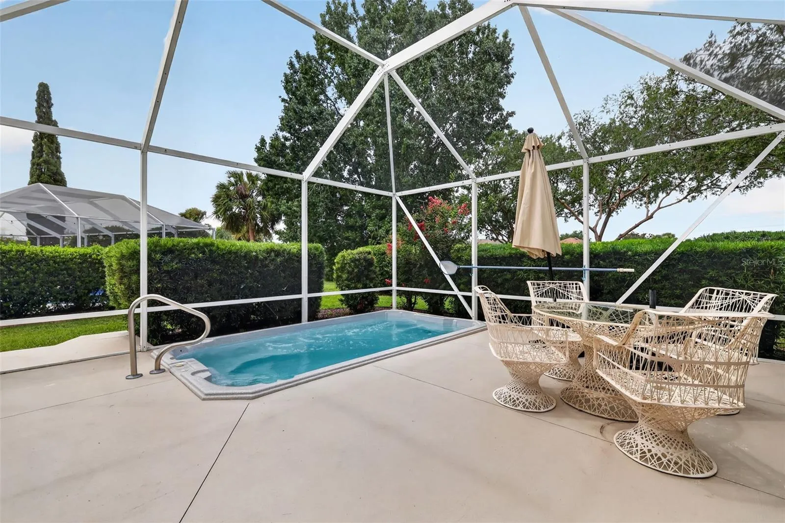 Birdcaged pool area with plenty of seating