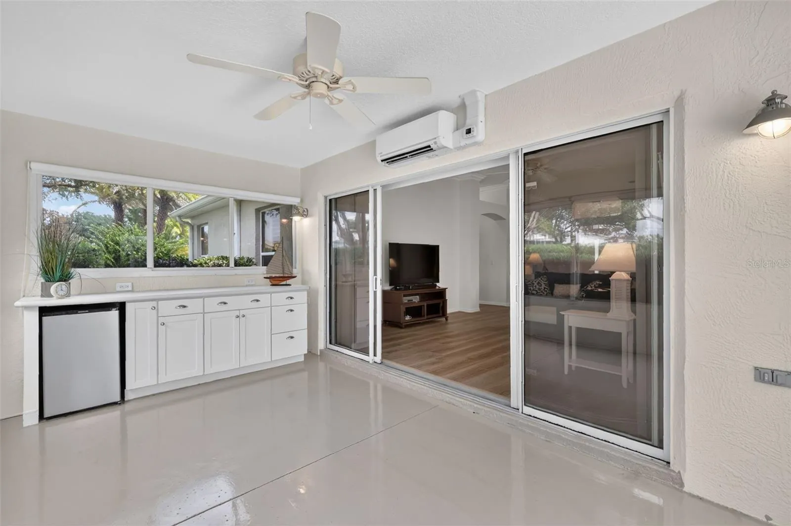 Built in dry bar, perfect for entertaining