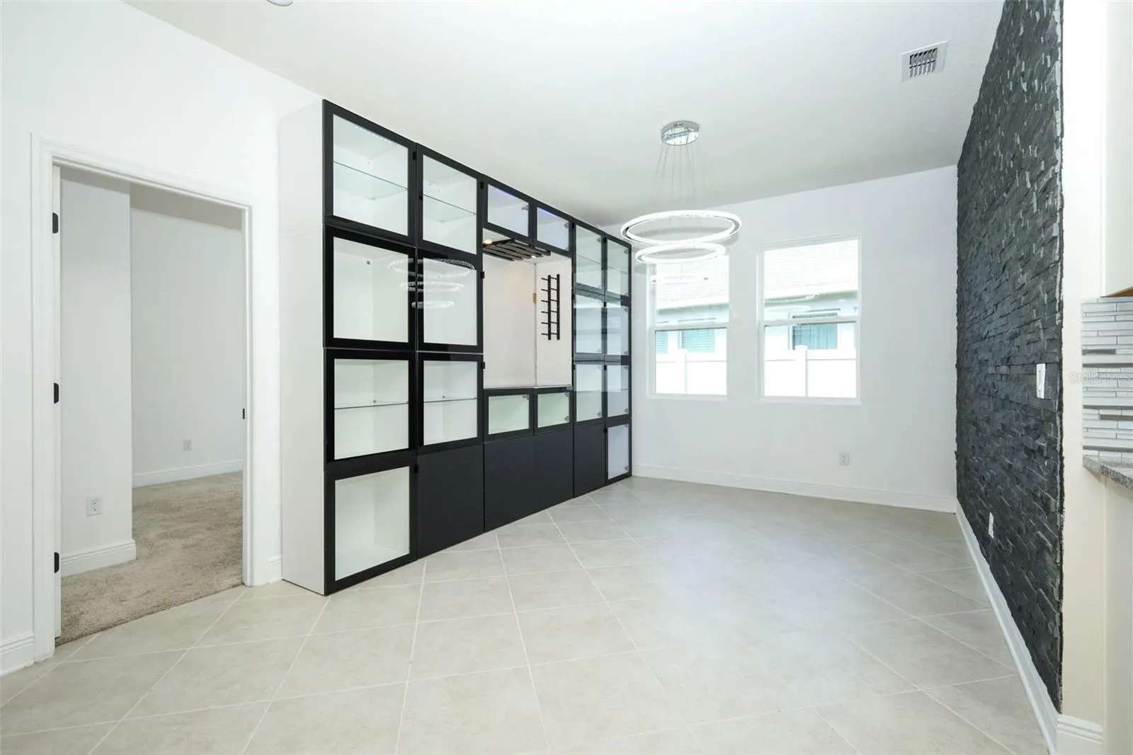 FORMAL WIDE DINING ROOM