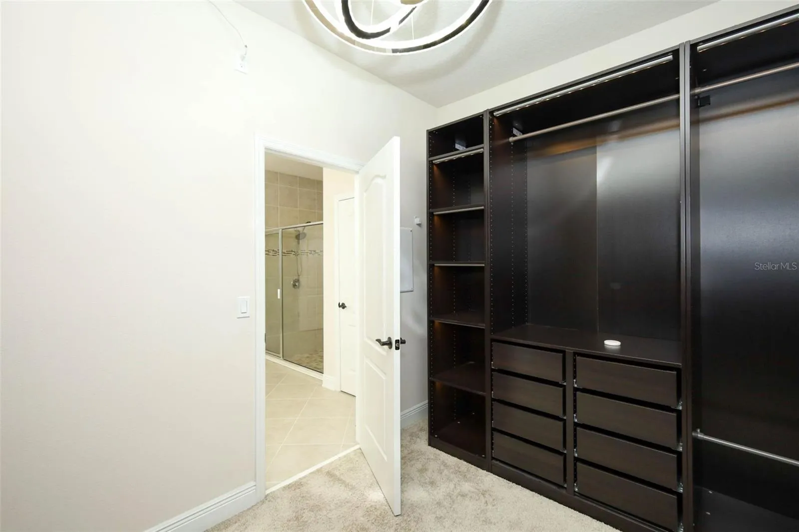 WALKING CALIFORNIA CLOSET
