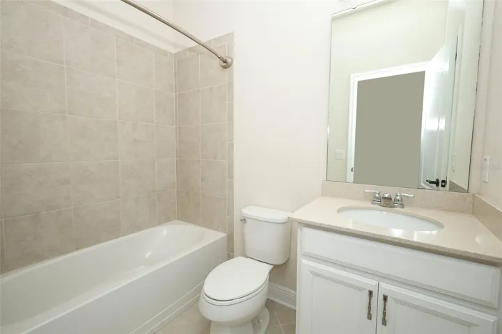 FULL BATHROOM - JACK &amp; JILL ( BETWEEN 4TH &amp; 5TH BEDROOM