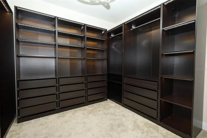 WALKING CALIFORNIA CLOSET